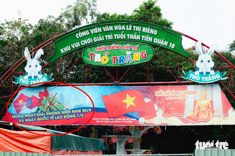 Sai sót trong ấn phẩm truyền thông lịch sử: Cách nào hạn chế?- Ảnh 1. Băng rôn gây tranh cãi được treo phía mặt tiền đường Cách Mạng Tháng Tám của công viên Lê Thị Riêng, quận 10, TP.HCM - Ảnh: THANH HIỆP
