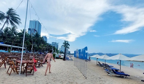 Khánh Hòa lại gia hạn cho Sailing Club kinh doanh trên bãi biển Nha Trang- Ảnh 1. Bãi biển Nha Trang tại khu vực giáp nhà hàng Sailing Club đang sử dụng vào mục đích kinh doanh (ảnh chụp chiều 18-4-2024) - Ảnh: PHAN SÔNG NGÂN
