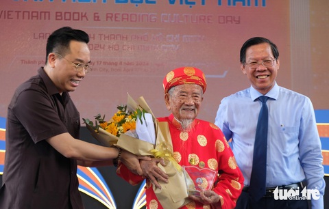 Chủ tịch UBND TP Phan Văn Mãi (bìa phải) và Cục trưởng Cục Xuất bản, In và Phát hành Nguyễn Nguyên (trái) chúc mừng cụ Nguyễn Đình Tư là Đại sứ văn hóa đọc trọn đời - Ảnh: LINH ĐOAN Chủ tịch UBND TP Phan Văn Mãi (bìa phải) và Cục trưởng Cục Xuất bản, In và Phát hành Nguyễn Nguyên (trái) chúc mừng cụ Nguyễn Đình Tư là Đại sứ văn hóa đọc trọn đời - Ảnh: LINH ĐOAN