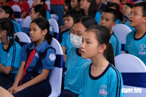 Các em học sinh chăm chú theo dõi chương trình giao lưu với các đại sứ văn hóa đọc trong khuôn khổ hoạt động Ngày Sách và Văn hóa đọc Việt Nam lần 3 - năm 2024 tại TP.HCM - Ảnh: LINH ĐOAN Các em học sinh chăm chú theo dõi chương trình giao lưu với các đại sứ văn hóa đọc trong khuôn khổ hoạt động Ngày Sách và Văn hóa đọc Việt Nam lần 3 - năm 2024 tại TP.HCM - Ảnh: LINH ĐOAN