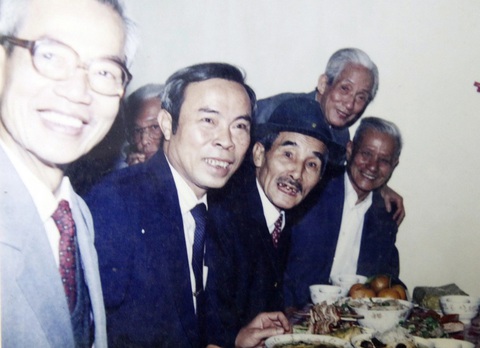 Giải mã huyền thoại Tạ Đình Đề - Kỳ 6: Giã từ vũ khí- Ảnh 1. Ông Tạ Đình Đề (người đội nón) và đồng đội kháng chiến cùng bạn bè làm ngành đường sắt - Ảnh tư liệu của LƯU TUẤN GIAO