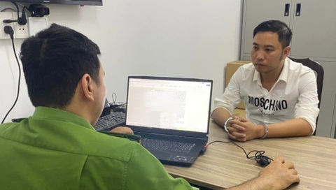 Thuê 50 người 'ẩn' trong căn hộ chung cư gọi điện lừa đảo 'nhận quà'- Ảnh 1. Lê Đức Kông tại cơ quan công an - Ảnh: Công an cung cấp