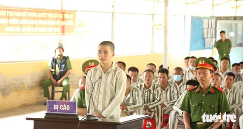 Phạm nhân trốn khỏi trại giam Mỹ Phước lãnh 2 năm 6 tháng tù- Ảnh 1. Bị cáo Vương Trọng Hưng tại phiên tòa xét xử - Ảnh: HOÀI THƯƠNG