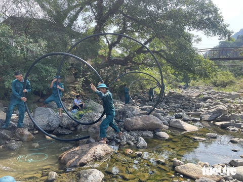 Có 'mưa vàng', người dân Nam Lâm Đồng vẫn phải vào rừng dẫn nước về trạm lọc- Ảnh 1. Lực lượng dân quân xã Đạ M'ri, huyện Đạ Huoai (Lâm Đồng) dẫn ống vào rừng tiếp nước cho trạm lọc - Ảnh: HẢI ĐƯỜNG