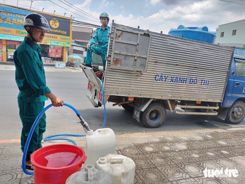 Có 'mưa vàng', người dân Nam Lâm Đồng vẫn phải vào rừng dẫn nước về trạm lọc- Ảnh 4. UBND huyện Đạ Huoai (tỉnh Lâm Đồng) tổ chức tiếp nước sạch cho người dân - Ảnh: M.V.