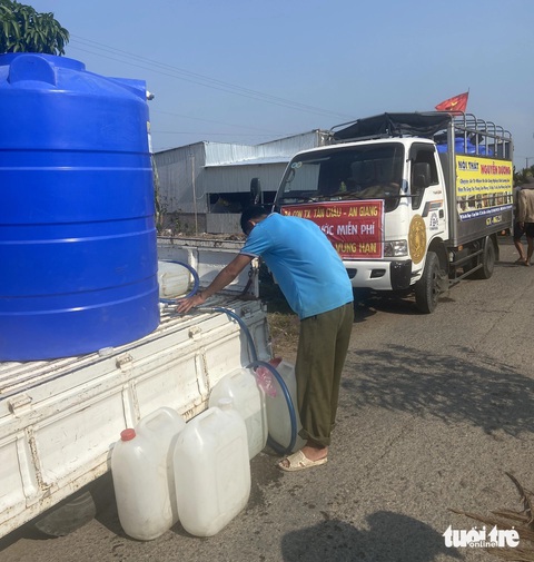 Nhiều đoàn từ thiện chở nước ngọt cho bà con vùng hạn mặn- Ảnh 1. Nhóm từ thiện thị xã Tân Châu, An Giang hỗ trợ nước ngọt cho bà con ở tỉnh Tiền Giang vài ngày qua - Ảnh: MINH KHANG