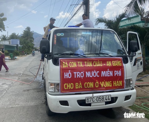 Nhiều đoàn từ thiện chở nước ngọt cho bà con vùng hạn mặn- Ảnh 2. Nhiều tập thể, cá nhân đã hỗ trợ nước ngọt cho bà con vùng hạn mặn kịp thời là việc làm ý nghĩa