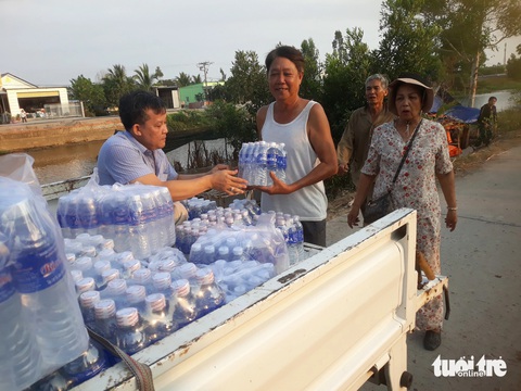 Nhiều đoàn từ thiện chở nước ngọt cho bà con vùng hạn mặn- Ảnh 3. Nhóm từ thiện thị xã Tân Châu, An Giang đã trao tặng nước suối cho bà con xã Phú Mỹ và xã Vĩnh Lợi, huyện Giang Thành