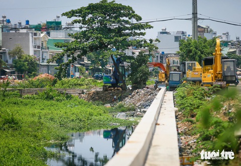 Hiện trạng các gói thầu có sự góp mặt của Tập đoàn Thuận An ở TP.HCM- Ảnh 11. Tuy nhiên, ở gói thầu XL5 (từ cầu Bưng về cầu Tân Kỳ Tân Quý) lại khá vắng vẻ, một số đoạn không có công nhân làm việc, rác rến bao vây - Ảnh: CHÂU TUẤN