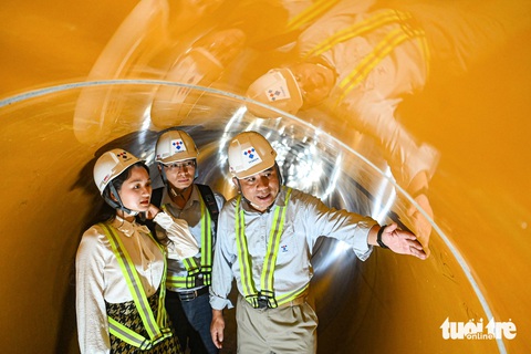 Cận cảnh đường ống ngầm khổng lồ, thu gom toàn bộ nước thải làm sống lại sông Tô Lịch- Ảnh 9. Cận cảnh lớp bề mặt đường ống. Nhà thầu cho hay họ sử dụng vật liệu epoxy cho hệ thống cống kết hợp với lớp bê tông quay ly tâm ở cường độ cao. Điều này được lý giải giúp vận chuyển lượng nước lớn an toàn đồng thời chống thấm tốt