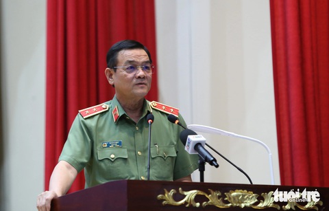 Tội phạm lợi dụng người nước ngoài vận chuyển ma túy vào TP.HCM- Ảnh 2. Trung tướng Lê Hồng Nam, giám đốc Công an TP.HCM, chủ trì hội nghị - Ảnh: MINH HÒA