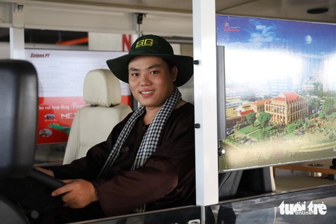 Xe điện du lịch trung tâm TP.HCM dần hút khách, giới trẻ hào hứng trải nghiệm- Ảnh 5. Tài xế Nguyễn Minh Phương (26 tuổi, ngụ quận Bình Thạnh) cho biết loại hình xe điện này cũng khuyến khích đi thành nhóm để có trải nghiệm tốt nhất - Ảnh: THU DUNG