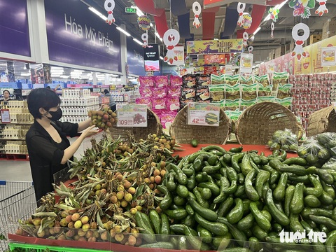 Vải Đắk Lắk đầu mùa ra kệ, giá cao- Ảnh 1. Vải chín sớm Đắk Lắk được bày bán trong siêu thị ở TP.HCM - Ảnh: N.BÌNH