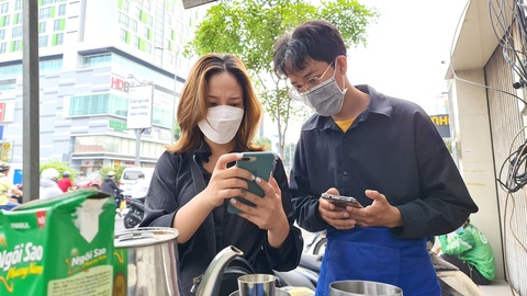 Người trẻ trước 'biển' thẻ tín dụng: Vung tay quá đà, nợ xấu gọi tên- Ảnh 1. Bảo vệ thông tin, điện thoại cá nhân, đặc biệt là mã khóa thẻ tín dụng là việc vô cùng cần thiết mà đôi khi bị nhiều người lơ là - Ảnh: C.T.