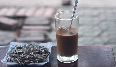 Đi cà phê phải để lại nửa cốc mới là người lịch sự?- Ảnh 2. Đi uống cà phê là phải để lại nửa cốc?!