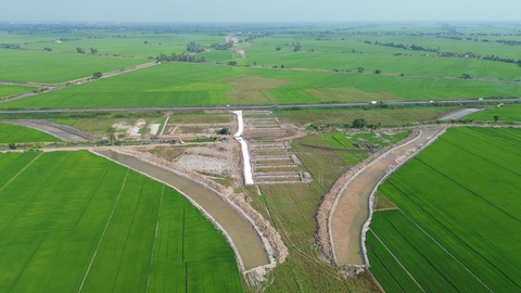 Nhiều công trình giao thông trọng điểm ở Cần Thơ mới lo được 30% cát đắp nền- Ảnh 1. Cao tốc Châu Đốc - Cần Thơ - Sóc Trăng đoạn qua Cần Thơ cần 5,3 triệu m3 cát đắp nền nhưng mới cân đối chưa được 1/2 khối lượng - Ảnh: N.V.