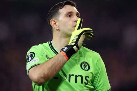 Lý do thủ môn Aston Villa bị hai thẻ vàng mà không bị đuổi- Ảnh 1. Quy định đặc biệt khiến thủ môn Emiliano Martinez không bị đuổi dù nhận 2 thẻ vàng - Ảnh: Getty