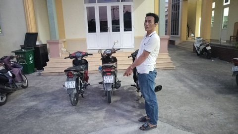 Chỉ trong 6 ngày, 1 thanh niên cướp 3 xe của người xe ôm lớn tuổi- Ảnh 1. Cường cùng tang vật các vụ cướp xe của người chạy xe ôm lớn tuổi - Ảnh: Công an Bến Lức