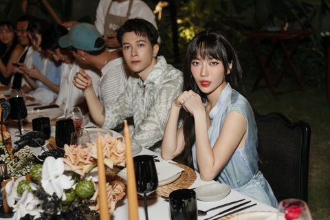 Trong bữa tiệc của sự kiện thời trang, Diệu Nhi và Anh Tú chọn đồ đồng điệu màu sắc. Dịp này, họ hội ngộ nhiều ngôi sao trong khu vực như diễn viên Thái Lan Mew Suppasit, hai diễn viên Singapore - Ayden Sng và Carrie Wong. Trong bữa tiệc thuộc khuôn khổ sự kiện, Diệu Nhi và Anh Tú chọn đồ đồng điệu màu sắc. Dịp này, họ hội ngộ nhiều ngôi sao trong khu vực như diễn viên Thái Lan Mew Suppasit, hai diễn viên Singapore - Ayden Sng và Carrie Wong.