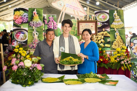 Xuất hiện tại lễ hội, NTK Nguyễn Minh Công diện trang phục áo bà ba dân dã kết hợp cùng khăn rằn gần gũi. Anh cùng bố mẹ và các học trò bận rộn, tỉ mỉ chuẩn bị các thiết kế để trình làng cho hàng trăm quan khách tham lễ hội được chiêm ngưỡng. Xuất hiện tại lễ hội, nhà thiết kế Nguyễn Minh Công diện trang phục áo bà ba dân dã kết hợp cùng khăn rằn gần gũi. Anh cùng ba mẹ và các học trò bận rộn, tỉ mỉ chuẩn bị các thiết kế để trình làng cho hàng trăm quan khách tham lễ hội được chiêm ngưỡng.