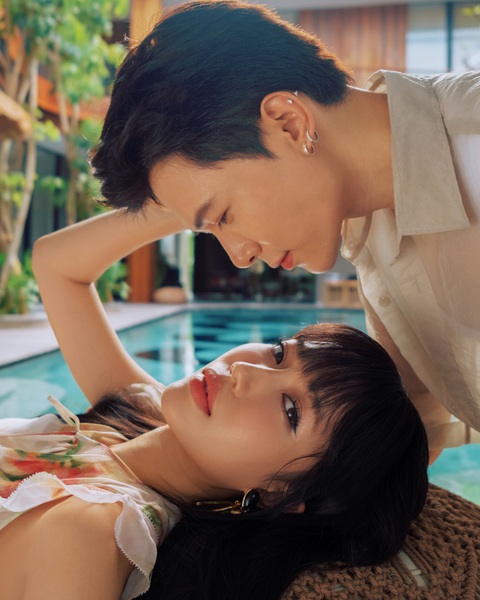 Bên cạnh các hoạt động của sự kiện, Anh Tú - Diệu Nhi còn tranh thủ phát Bên cạnh các hoạt động của sự kiện, Anh Tú - Diệu Nhi còn tranh thủ phát