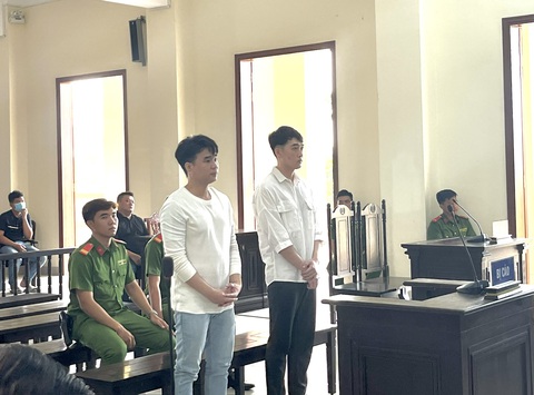 Lái xe sang, đeo nhẫn kim cương lừa 300 sinh viên miền Tây ký mua hàng trả góp- Ảnh 1. Bị cáo Trần Quang Anh Đức (áo sơ mi trắng) và Trần Nguyễn Duy Phương tại tòa sơ thẩm - Ảnh: LAN NGỌC