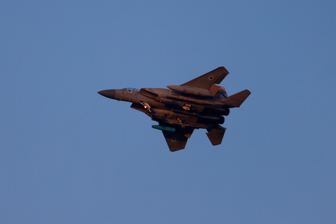 Chiến đấu cơ F-15 của quân đội Israel bay trên bầu trời miền Trung nước này - Ảnh: AFP Chiến đấu cơ F-15 của quân đội Israel bay trên bầu trời miền trung nước này - Ảnh: AFP