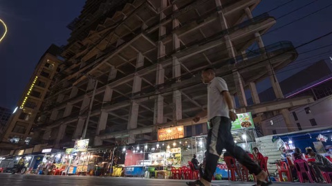 Doanh nghiệp Trung Quốc tháo chạy khỏi Campuchia, bỏ lại 500 ‘dự án ma’ tại Sihanoukville- Ảnh 1. Một trong những 'dự án ma' đang xây dựng dang dở ở Sihanoukville, Campuchia - Ảnh: NIKKEI ASIA