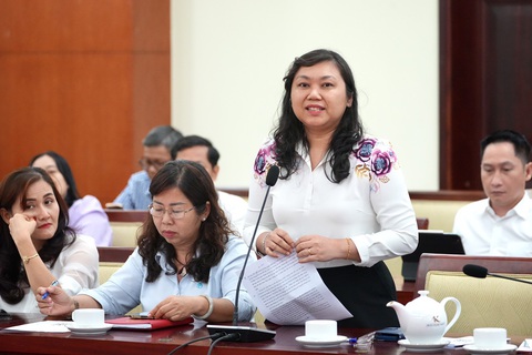 Ông Nguyễn Hồ Hải: TP.HCM cần sự dấn thân, hiến kế của cơ quan báo chí- Ảnh 5. Chánh văn phòng báo Tuổi Trẻ Nguyễn Thị Hương phát biểu tại hội nghị - Ảnh: HỮU HẠNH
