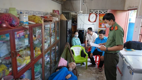 Khởi tố ông Lê Tùng Vân tội loạn luân với con ruột- Ảnh 1. Cơ quan điều tra đọc lệnh khởi tố tội loạn luân với ông Lê Tùng Vân - Ảnh: Công an Long An