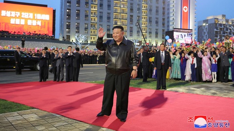 Triều Tiên phát hành bài hát mới ca ngợi ông Kim Jong Un- Ảnh 1. Bài hát ca ngợi ông Kim Jong Un được phát tại lễ khánh thành một khu nhà mới - Ảnh: REUTERS/KCNA