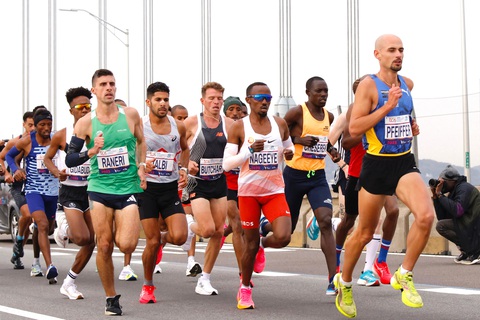 Kiếm trăm triệu USD từ tổ chức các giải marathon- Ảnh 3. Các VĐV tham dự New York marathon năm 2023 - Ảnh: AFP