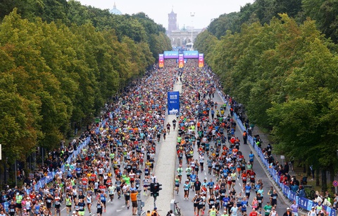 Kiếm trăm triệu USD từ tổ chức các giải marathon- Ảnh 4. Hơn 47.000 người tham dự Berlin marathon vào tháng 9-2023 - Ảnh: GETTY