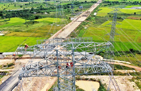Bán điện tái tạo trực tiếp cho khách hàng: Khó khả thi?- Ảnh 6. Với hai phương án mua bán điện trực tiếp, các doanh nghiệp có thể bán điện thông qua EVN hoặc tự làm đường dây truyền tải - Ảnh: NGỌC HIỂN