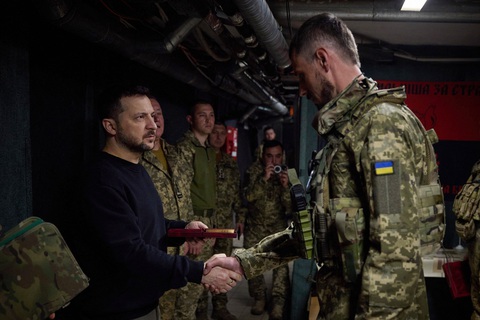 Tổng thống Ukraine Volodymyr Zelensky trao thưởng cho một binh sĩ Ukraine trong chuyến thị sát thành phố Chasiv Yar ngày 19-4 - Ảnh: AFP Tổng thống Ukraine Volodymyr Zelensky trao thưởng cho một binh sĩ Ukraine trong chuyến thị sát thành phố Chasiv Yar ngày 19-4 - Ảnh: AFP