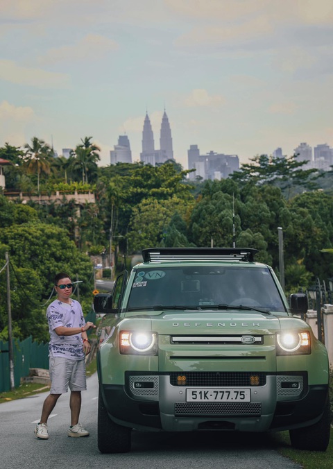 Tay chơi Việt mang Land Rover Defender 7 tỉ xuyên Đông Nam Á- Ảnh 7. Anh Ngô Kỳ Phong cùng chiếc Defender trong hành trình ở Malaysia - Ảnh: FBNV