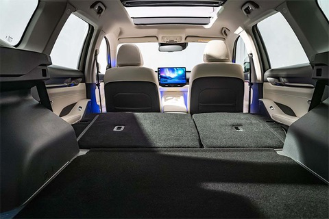 Haval H6 2024 lộ hàng loạt trang bị mới trước ngày ra mắt- Ảnh 9. Không phải bản nào cũng có đủ các trang bị trên. Cửa sổ trời toàn cảnh, cửa hậu chỉnh điện rảnh tay, ghế trước làm mát, màn hình HUD, đèn nền, cốp có ổ cắm 12V... nằm trên bản cao hơn.