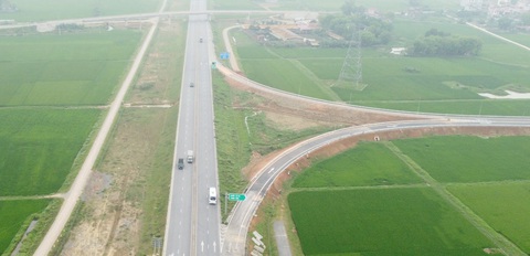 Đưa vào khai thác hai nút giao trên cao tốc Mai Sơn - quốc lộ 45 qua Thanh Hóa- Ảnh 1. Nút giao Thiệu Giang, huyện Thiệu Hóa (Thanh Hóa) trên cao tốc Mai Sơn - quốc lộ 45 chính thức khai thác từ ngày 19-4 - Ảnh: HÀ ĐỒNG