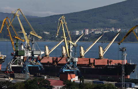 Giá dầu tăng vọt sau tin Israel tấn công trả đũa Iran- Ảnh 1. Giá dầu tăng mạnh khi có tin Iran bị tấn công ngày 19-4 - Ảnh: REUTERS