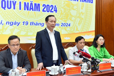 Sẽ hỗ trợ để Ngân hàng SCB từng bước phục hồi và hoạt động bình thường- Ảnh 1. Ông Đào Minh Tú, phó thống đốc Ngân hàng Nhà nước (người đứng), cho biết sẽ hỗ trợ để Ngân hàng SCB từng bước phục hồi và hoạt động bình thường - Ảnh: SBV
