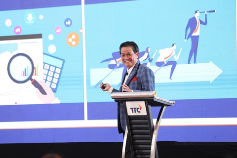 CEO Đặng Văn Thành chia sẻ kinh nghiệm quản trị doanh nghiệp- Ảnh 1. Doanh nhân Đặng Văn Thành đã đúc kết thực tiễn thành các “công thức” của riêng mình và không ngần ngại chia sẻ cho thế hệ tiếp nối - Ảnh: Đ.H