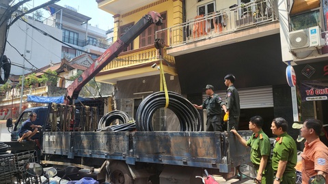 Tạm giữ khẩn cấp 14 người liên quan vụ trộm dây cáp điện ngầm đặc biệt lớn- Ảnh 1. Công an khám xét khẩn cấp nơi ở của các nghi phạm, thu giữ nhiều vật chứng của vụ án - Ảnh: Công an tỉnh Phú Thọ
