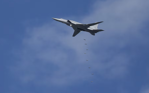 Ukraine lần đầu bắn hạ máy bay ném bom tầm xa của Nga- Ảnh 1. Máy bay ném bom chiến lược Tu-22M3 của Nga - Ảnh: REUTERS