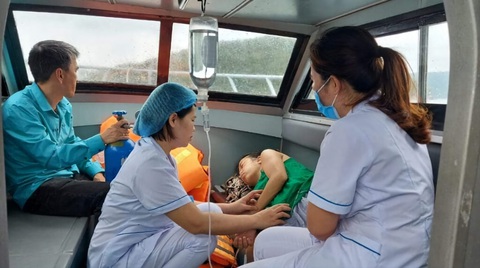 Xuồng cấp cứu tiếp cận, đỡ đẻ an toàn cho sản phụ ngay trên biển Vân Đồn- Ảnh 2. Trung tâm Y tế Vân Đồn đỡ đẻ an toàn cho sản phụ trong lúc vượt biển về đất liền - Ảnh: TTYT Vân Đồn