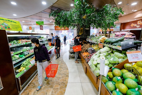 Thu nhập của người dân Hà Nội, TP.HCM tăng ra sao trong hơn 10 năm qua- Ảnh 1. Người dân Hà Nội tìm mua thực phẩm tại một siêu thị - Ảnh: NAM TRẦN
