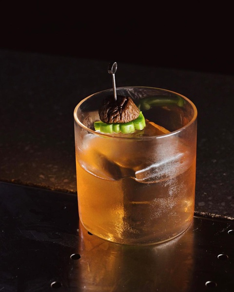 Độc đáo món cocktail làm từ khổ qua- Ảnh 2. Tại Việt Nam, cũng có nhiều quán bar thử nghiệm khổ qua làm nguyên liệu chính cho cocktail, trong ảnh là món