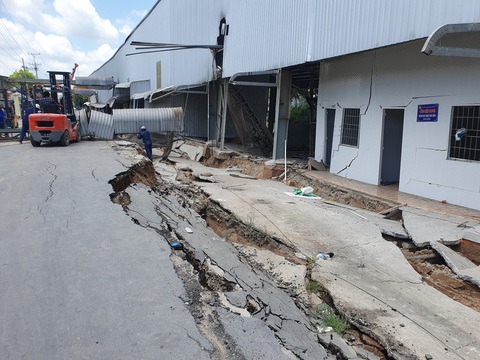 Sụt lún nghiêm trọng tại kho nhà máy lương thực, đe dọa đường ở Cần Thơ- Ảnh 4. Sụp lún đang tiếp tục lan ra phần đường tỉnh 921, huyện Cờ Đỏ, TP Cần Thơ - Ảnh: T.L.