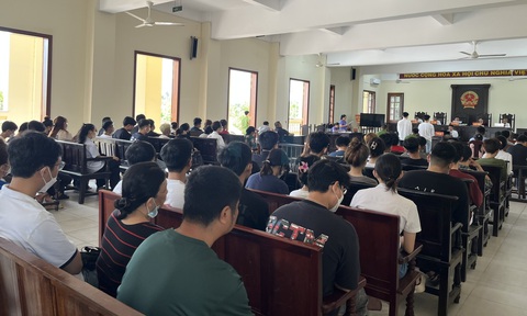 Lái xe sang, đeo nhẫn kim cương lừa 300 sinh viên miền Tây ký mua hàng trả góp- Ảnh 2. Phiên tòa có đông sinh viên tham dự - Ảnh: LAN NGỌC