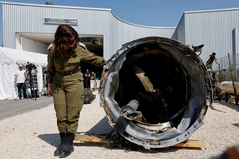 Quân đội Israel trưng bày phần còn lại của tên lửa đạn đạo của Iran mà họ thu được từ Biển Chết, sau cuộc tấn công của Iran vào Israel - Ảnh: REUTERS Quân đội Israel trưng bày phần còn lại của tên lửa đạn đạo Iran mà họ thu được từ Biển Chết, sau cuộc tấn công của Iran vào Israel - Ảnh: REUTERS
