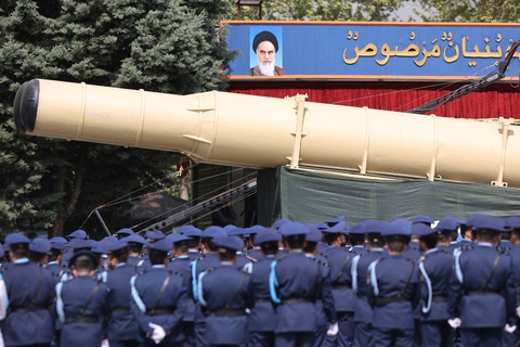 Tin tức thế giới 19-4: Mỹ phủ quyết kết nạp Palestine vào Liên Hiệp Quốc; Iran lại hăm dọa Israel- Ảnh 1. Tên lửa Iran tại cuộc duyệt binh ở thủ đô nước này ngày 17-4 - Ảnh: REUTERS
